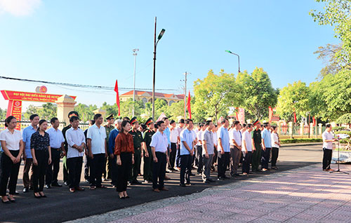 Các đồng chí lãnh đạo huyện dâng hoa, dâng hương nhân dịp 73 năm ngày Thương binh- Liệt sỹ (27/7)