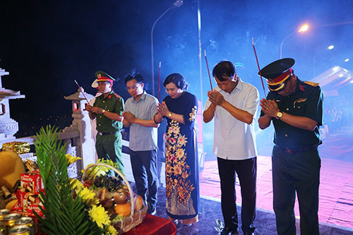 Lễ dâng hương, dâng hoa và thắp nến tri ân tưởng niệm các anh hùng, liệt sỹ