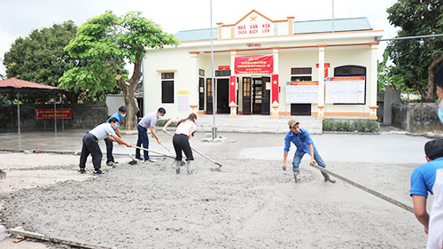 Nhân dân thôn Bạch Liên, xã Yên Thành chỉnh trang khuôn viên Nhà văn hóa phục vụ cuộc bầu cử đại biểu Quốc hôi và đại biểu HĐND các cấp, nhiệm kỳ 20201- 2026