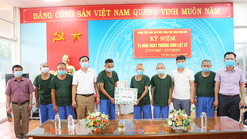 Lãnh đạo tỉnh và huyện thăm, tặng quà nhân ngày Thương binh- Liệt sỹ (27/7)