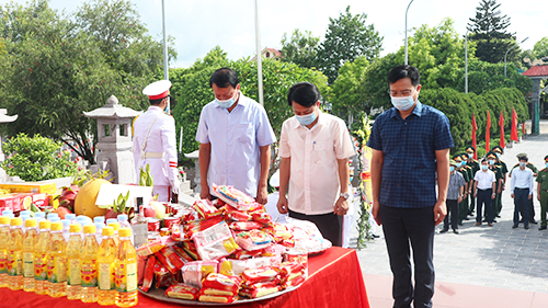 Các đồng chí lãnh đạo huyện dâng hoa, dâng hương nhân dịp Quốc khánh 2/9.