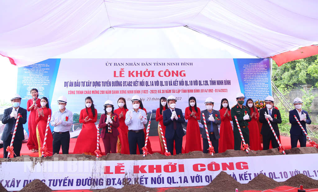 Các đồng chí lãnh đạo tỉnh dự lễ khởi công các công trình chào mừng kỷ niệm 200 năm Danh xưng Ninh Bình và 30 năm tái lập tỉnh