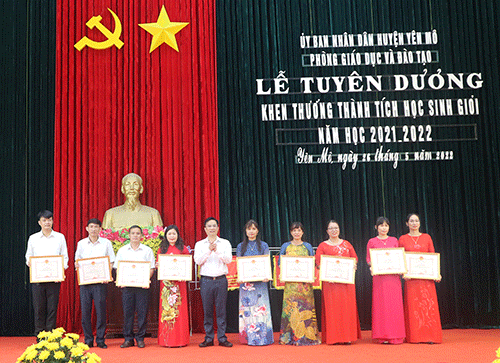 Lễ tuyên dương, khen thưởng giáo viên và học sinh có thành tích xuất sắc trong năm học 2021- 2022