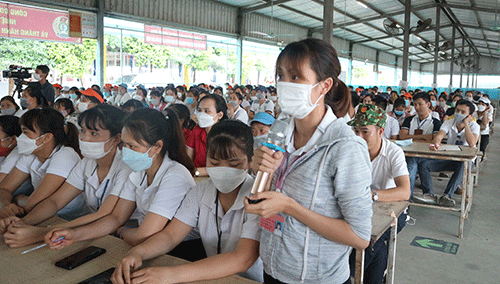 Hội nghị đối thoại giữa Thường trực Huyện ủy với công nhân lao động tại Công ty Giầy da Athena Việt Nam