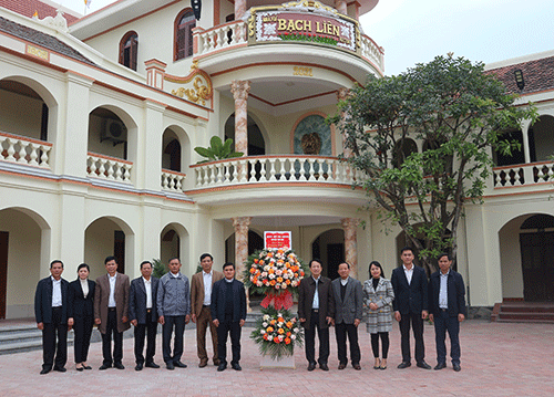 Đồng chí Nguyễn Xuân Sơn- TUV, Bí thư Huyện ủy thăm, tặng quà giáo xứ  Bạch Liên, xã Yên Thành