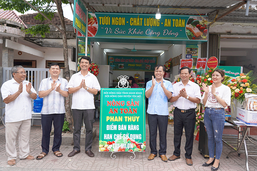 Lễ Khai trương và gắn biển cửa hàng Nông sản an toàn tại thị trấn Yên Thịnh