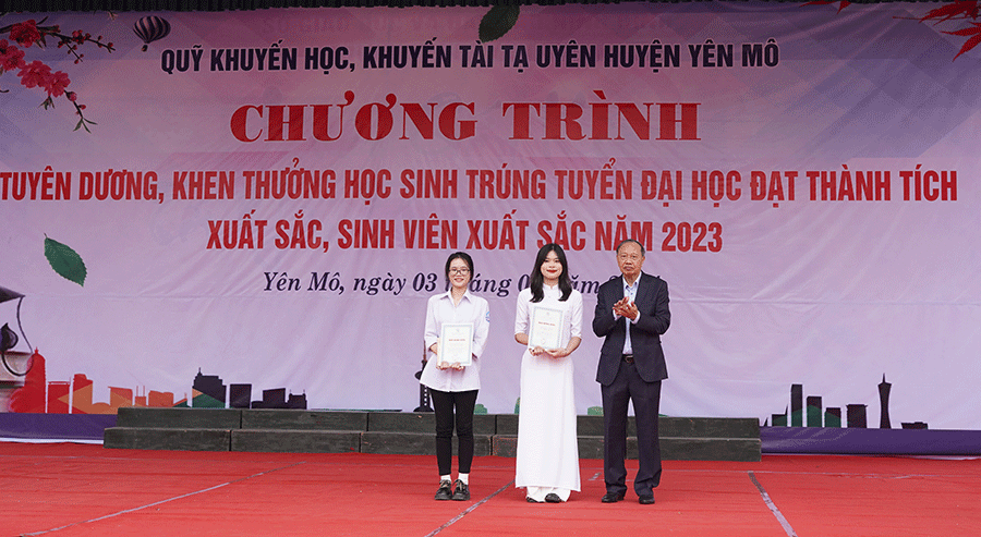 Lễ tuyên dương, khen thưởng Quỹ khuyến học, khuyến tài Tạ Uyên năm 2023