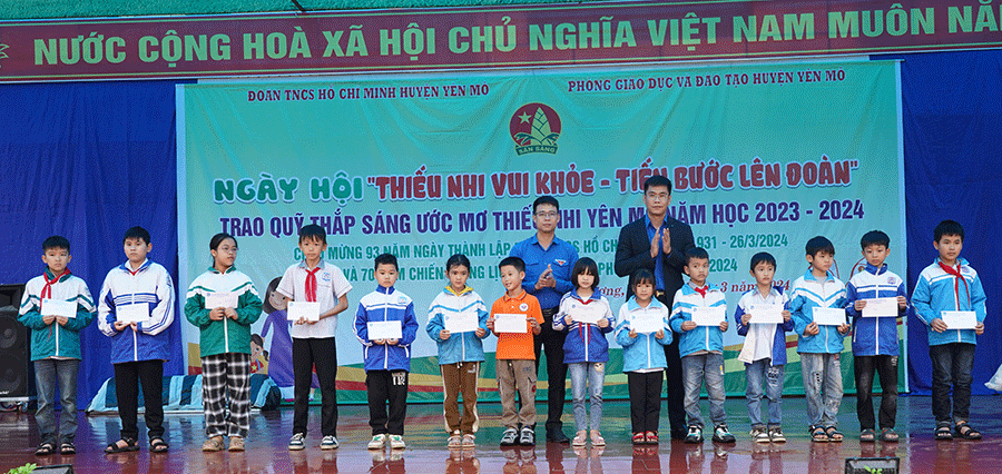 Ngày hội "Thiếu nhi vui khỏe, tiến bước lên Đoàn" và trao học bổng “Thắp sáng ước mơ thiếu nhi Yên Mô” năm học 2023- 2024